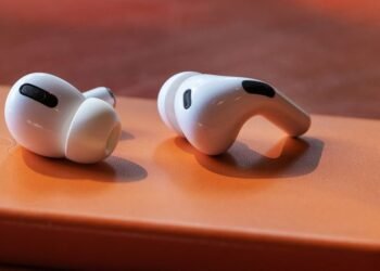 FCC says all smartphones must be hearing aid-compatible