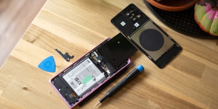 My first DIY phone fix made me a self-repair believer